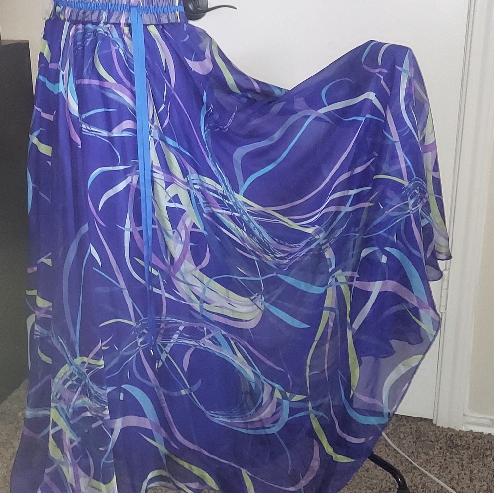 Blue and White High-Low Maxi Skirt for Resort Wear - Picture 3 of 8